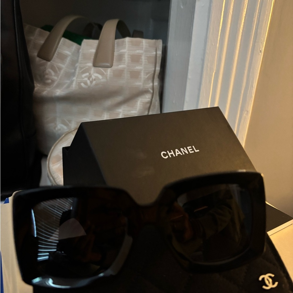 CHANEL Elegant Black Sunglasses Full inclusion with COA - Picture 12 of 16